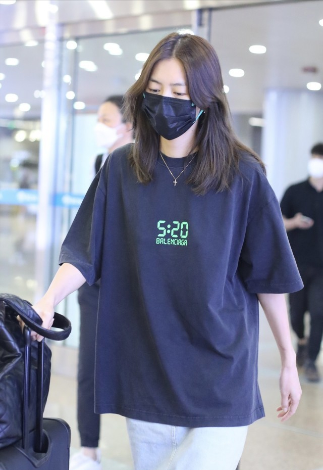 刘雯穿宽松T恤配半裙，看着霸气又特别，高个子女生都该这么搭配