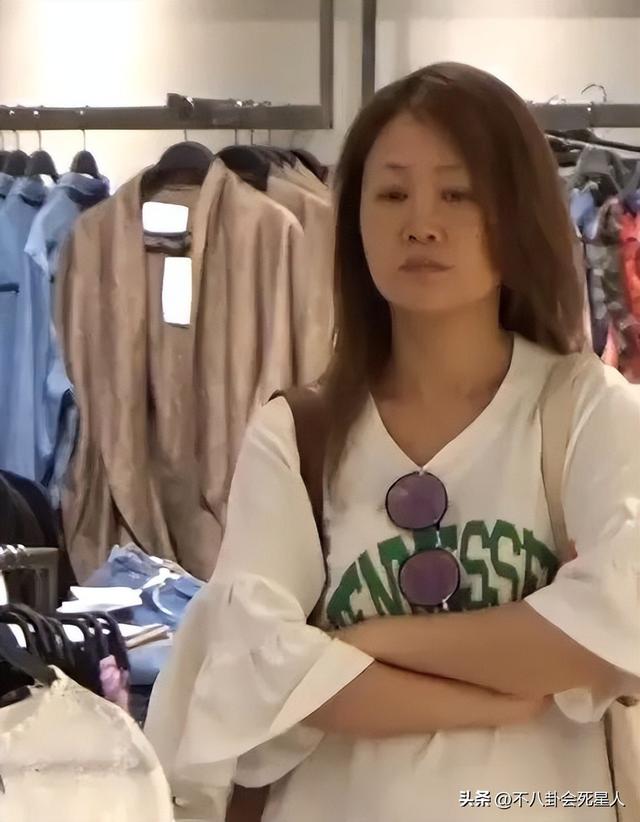 憔悴、浮肿、秃头,10位女星素颜街拍照,让我看见了人间真实