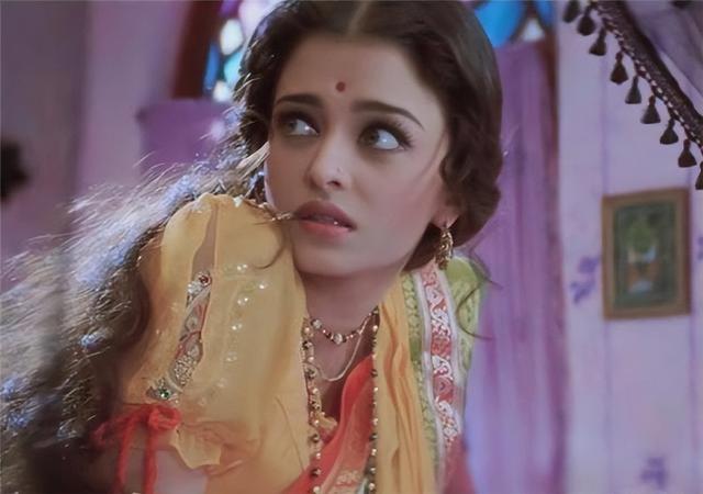 印度第一美人，美貌迷倒众生却遭国人唾骂，被迫和一棵香蕉树结婚