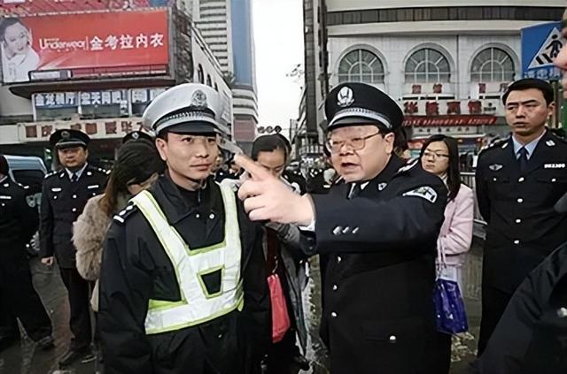 “打黑局长”文强:霸占警花,玩弄女星,被捕时家中发现2000万