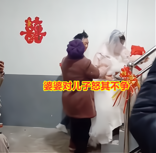 谁先进门谁当家：喜婆婆用力把儿媳往后拽，新娘被拽急眼粗暴甩开