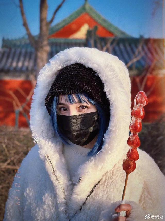 杨幂最新蓝发造型