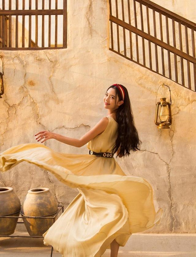 亚洲第一美女克拉拉真是尤物,长裙遮不住傲人曲线,多肉身材抢镜