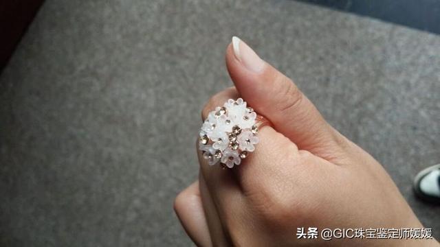 戒指戴在不同的手指都有独特意义，告诉其中的意思，千万别戴错！