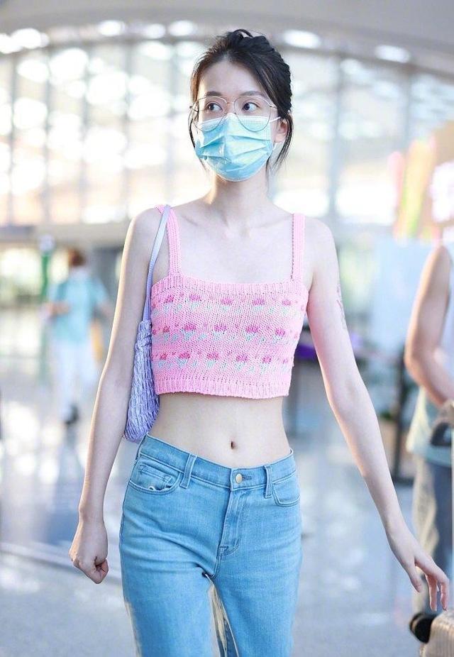 乔欣的身材比例简直逆天,戴眼镜穿吊带似清纯学妹,花式秀小蛮腰