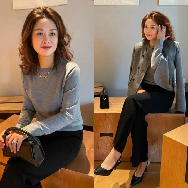 惊艳了时光的50岁妈妈：烫发优雅洋气，打扮有女人味，越看越迷人