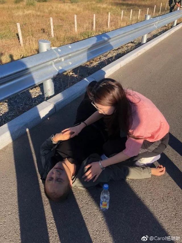 高速路上，漂亮女孩不顾母亲劝阻，跳下车一路狂奔连救3人