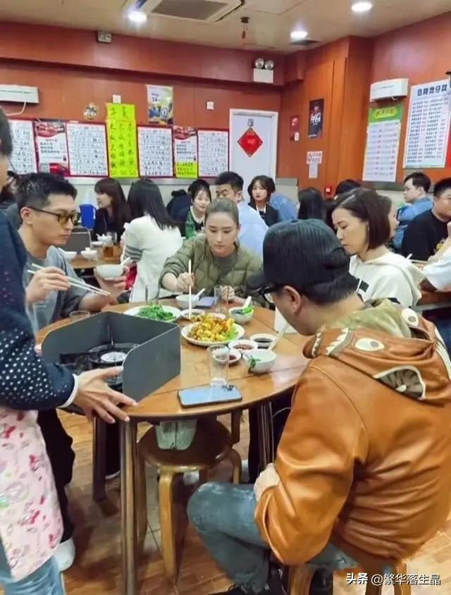 何超莲窦骁现身平价小吃店,打扮低调接地气,和佘诗曼一起聚餐