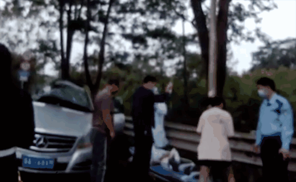 穿拖鞋扒车救人，这个90后美女护士被网友直呼：女侠