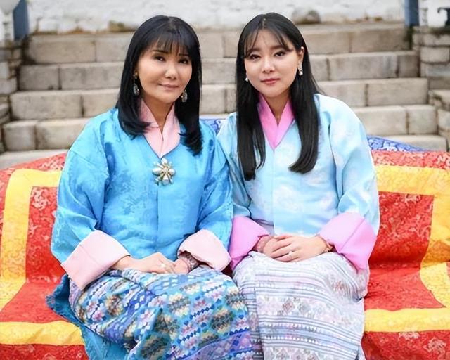 2020年,不丹最美公主嫁入嫂子佩玛家族,穿传统红嫁衣戴牡丹王冠