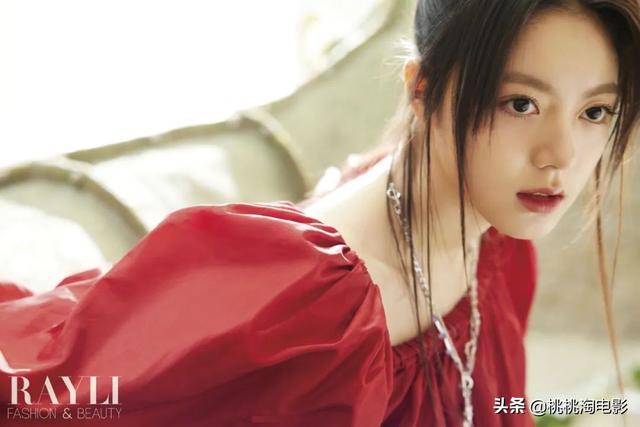 00后小花赵今麦《GQ》黑白风格写真大片，变身摇滚酷女孩