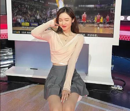 最美NBA女主播晒性感泳衣照却被反向调侃？