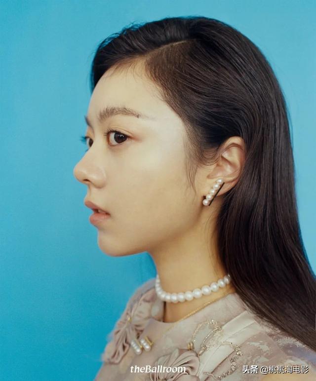 00后小花赵今麦《GQ》黑白风格写真大片，变身摇滚酷女孩