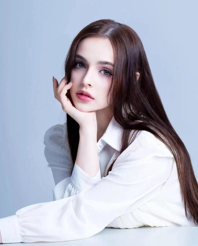 美的好似娃娃的俄罗斯美女Sasha Song