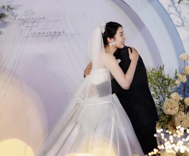 太美了！女排28岁名将大婚，张常宁领衔美女团道贺，惠若琪也祝福