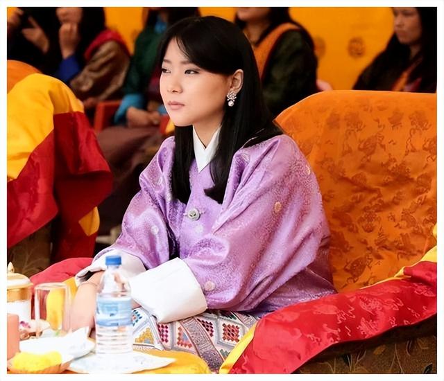 2020年,不丹最美公主嫁入嫂子佩玛家族,穿传统红嫁衣戴牡丹王冠