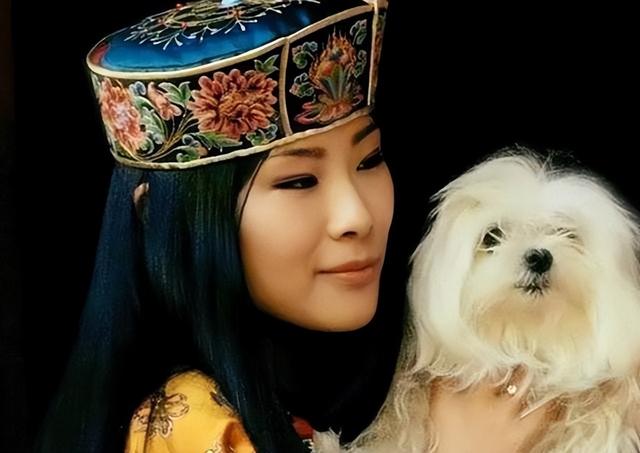 2020年,不丹最美公主嫁入嫂子佩玛家族,穿传统红嫁衣戴牡丹王冠