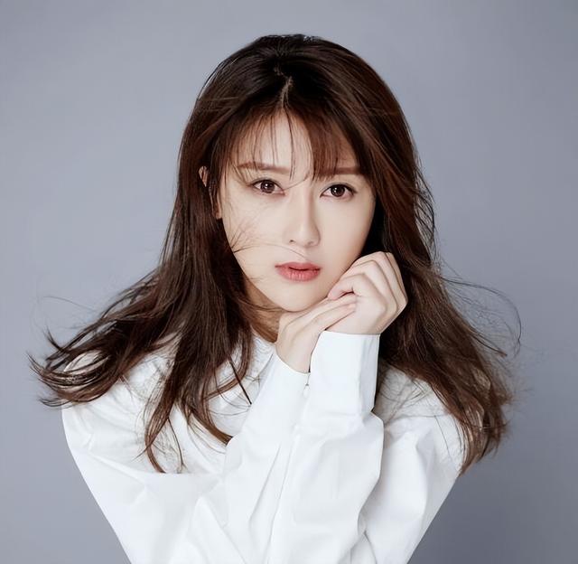 京城四美:有人未婚,有人离婚,有人是假富太太,有人被限制出境