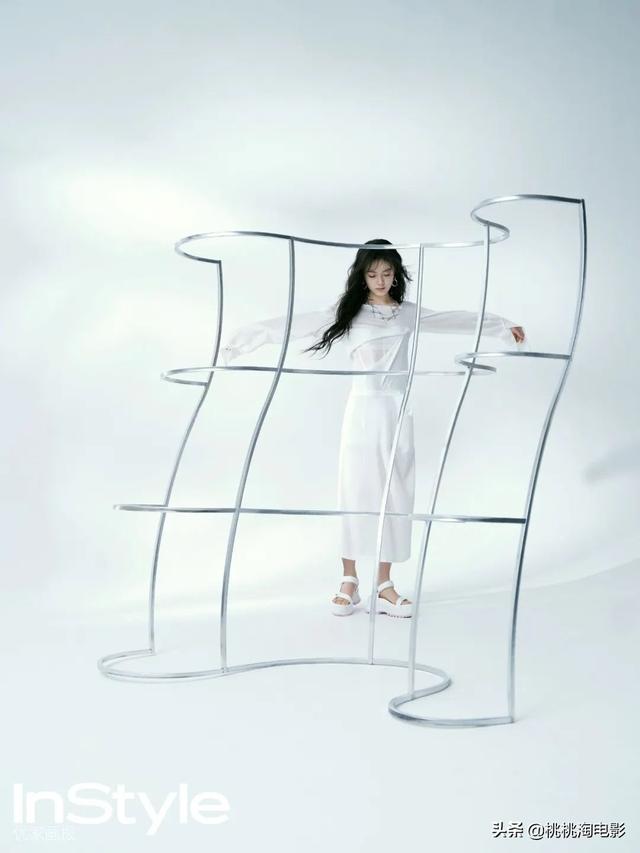 00后小花赵今麦《GQ》黑白风格写真大片，变身摇滚酷女孩