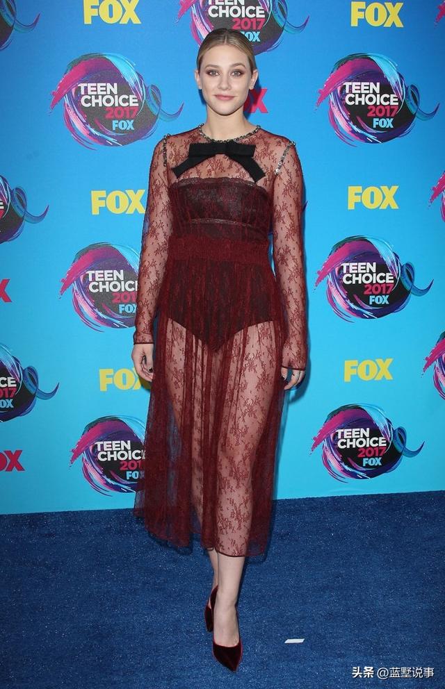 美国女星莉莉·莱因哈特红毯照,美丽沉稳不失性感