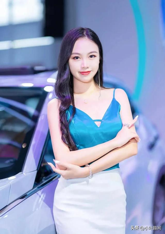 分享一组女神级车模，妩媚迷人，风情万种