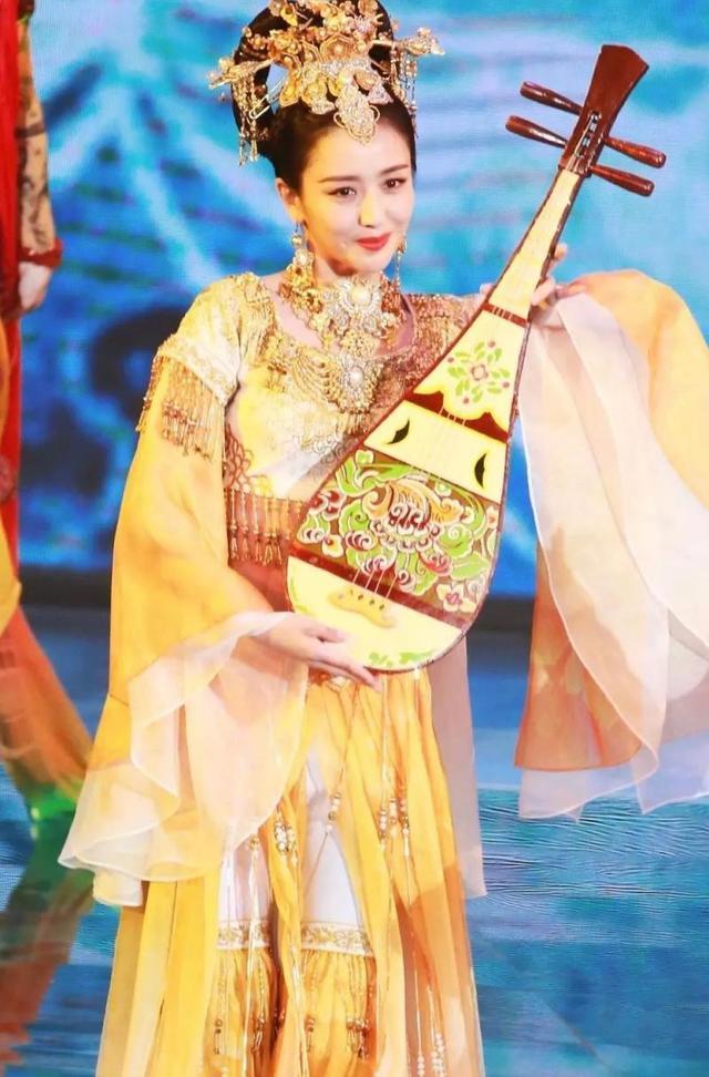 美呆了！佟丽娅古装舞惊艳梦幻，跳舞曾是她的全世界，如今依旧长在她心里