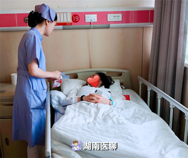 18岁少女不规则下体流血独自就诊，刚与男友分手却发现宫外孕？