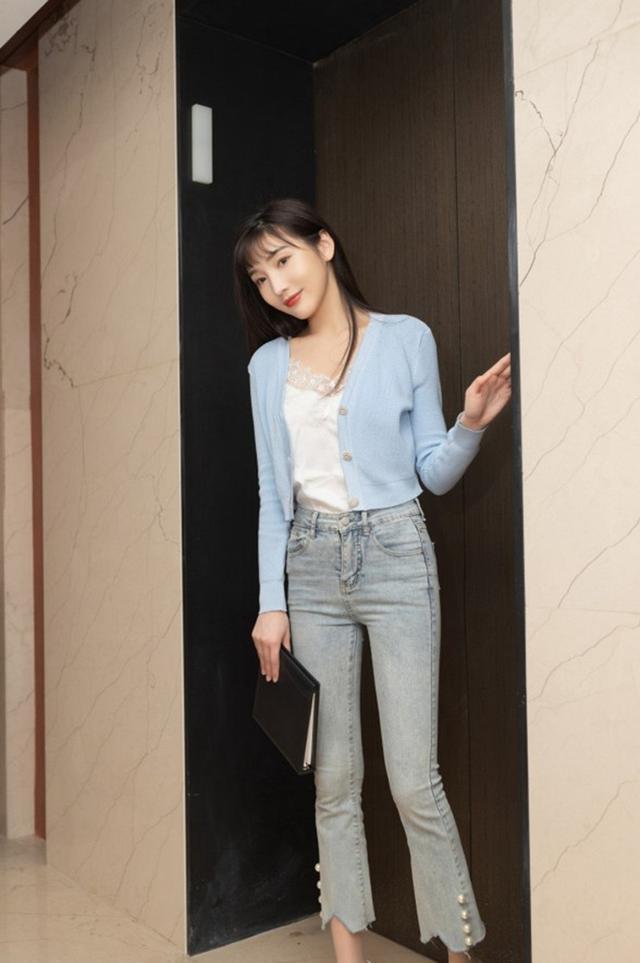 时尚性感的牛仔裤美女,简单的牛仔裤让美女穿出了高级的时尚感
