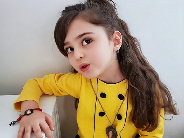 伊朗8岁女孩颜值“逆天”，父亲毅然辞职做保镖，安全了吗