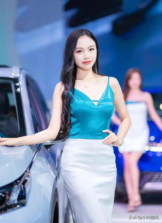 分享一组女神级车模，妩媚迷人，风情万种