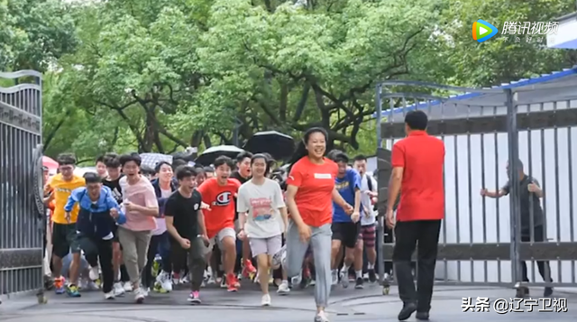 考完了，“一字马”女孩火了！网友：开心到劈叉