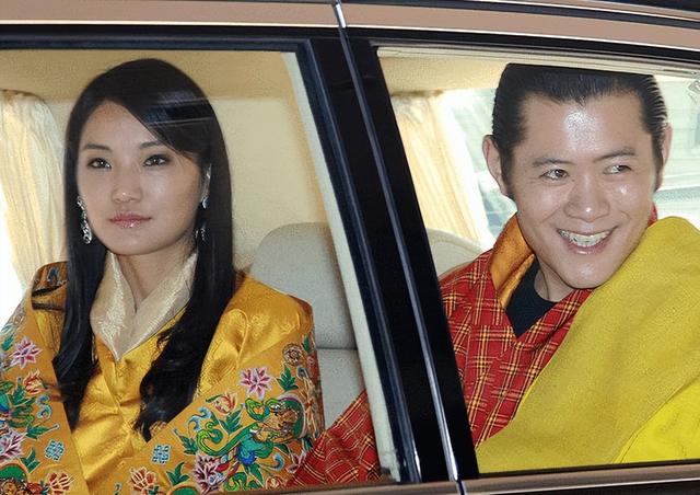 2020年,不丹最美公主嫁入嫂子佩玛家族,穿传统红嫁衣戴牡丹王冠