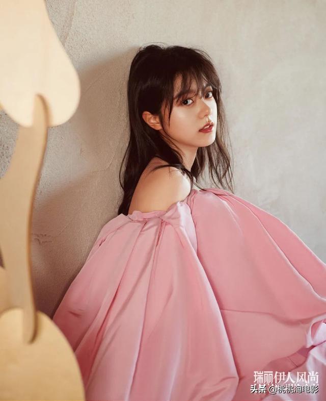 00后小花赵今麦《GQ》黑白风格写真大片，变身摇滚酷女孩