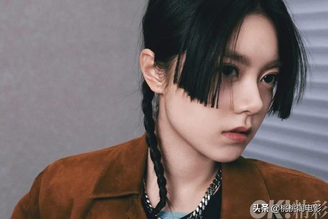 00后小花赵今麦《GQ》黑白风格写真大片，变身摇滚酷女孩