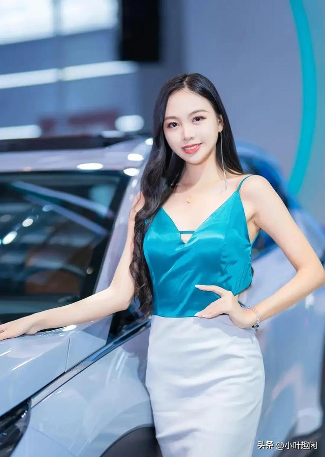 分享一组女神级车模，妩媚迷人，风情万种