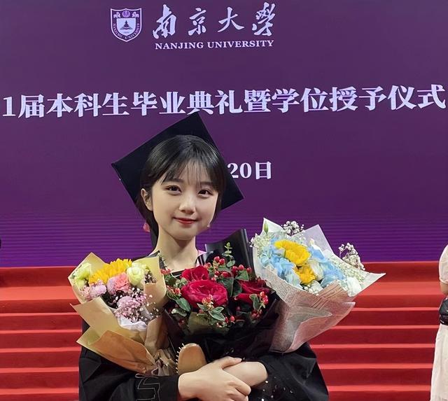 “土家族”女孩晒南大研究生证，高颜值惊艳众人，评论却一股酸味