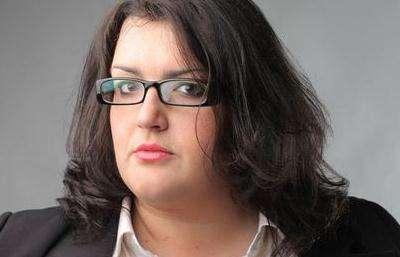 为什么有的女性嘴边会长出“小胡子”？可以经常刮吗？告诉你答案