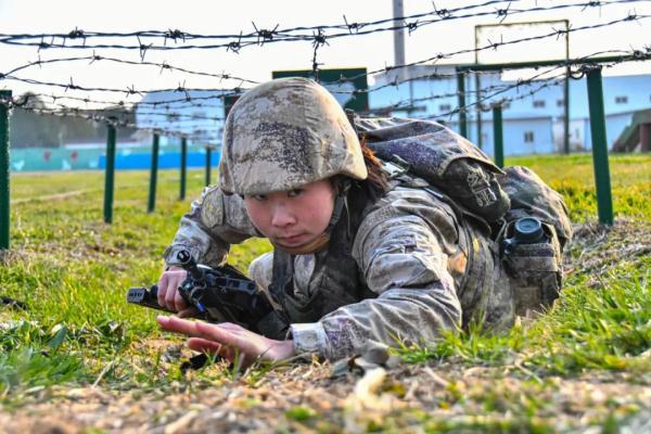 应征女青年看过来：女兵标准发型是啥样？