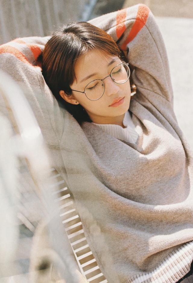 文艺女孩水灵清秀娇羞可爱端庄文雅