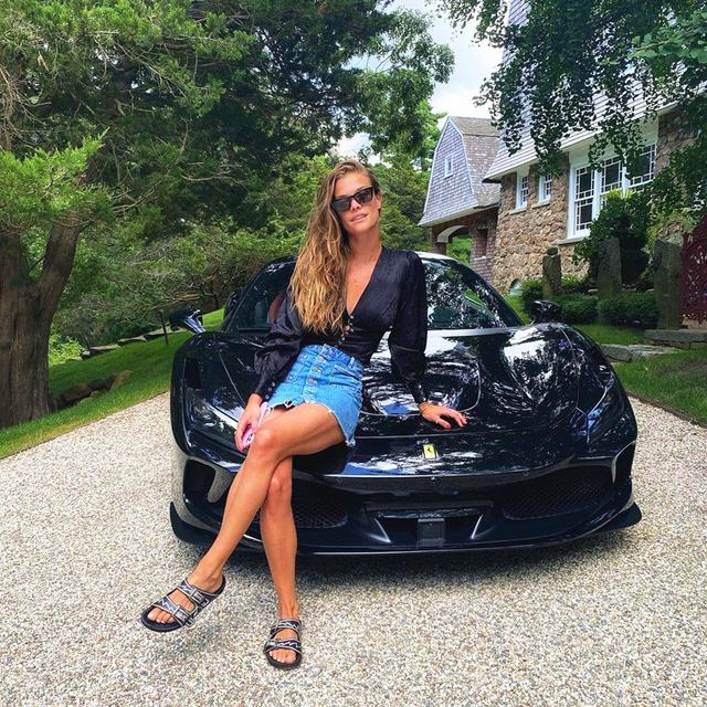 丹麦国宝级模特,16岁出道,20岁财富自由,用牛仔单品演绎时尚