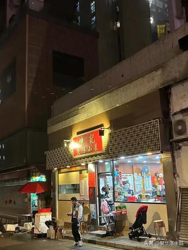 何超莲窦骁现身平价小吃店,打扮低调接地气,和佘诗曼一起聚餐