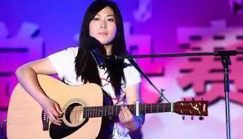 西单女孩任月丽，从街头卖唱到登上春晚舞台，看她是如何浴火重生