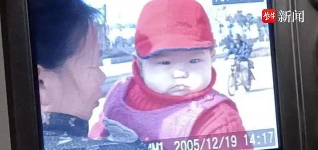 18岁女孩左眼天生蓝瞳，当事人回应