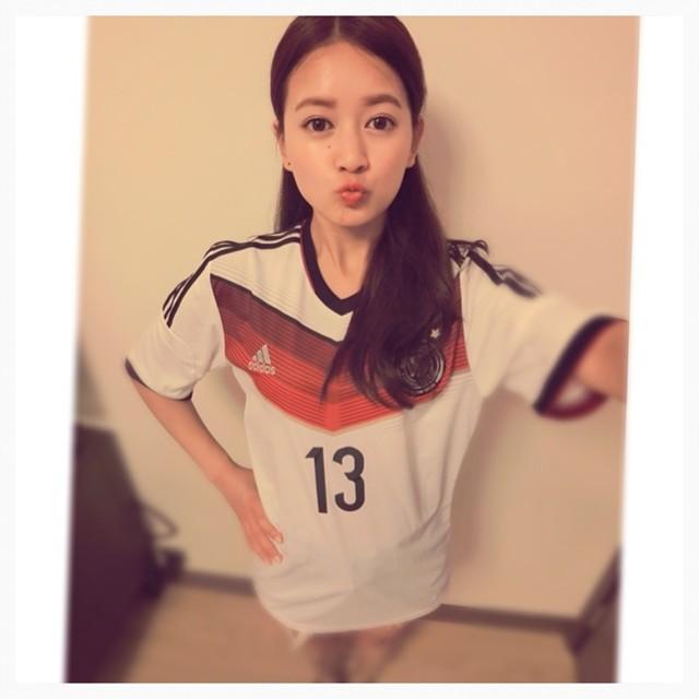 美女学徒 钟晴 Karlie 说错话引公愤，愛狗人士發文狂插佢