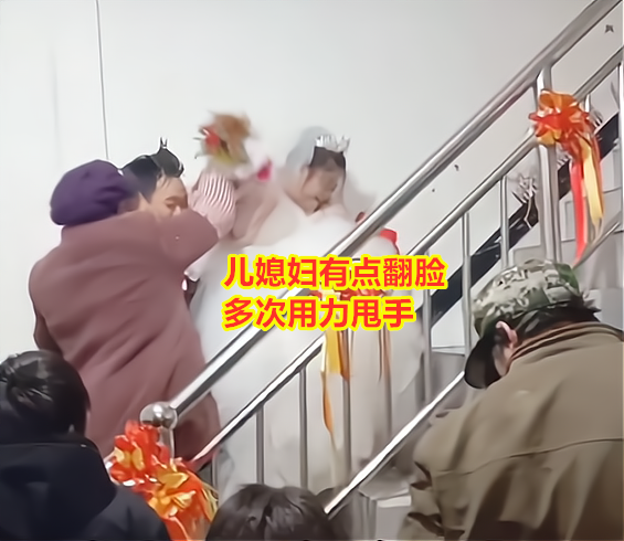 谁先进门谁当家：喜婆婆用力把儿媳往后拽，新娘被拽急眼粗暴甩开