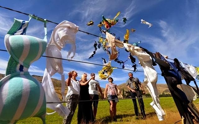 新西兰“内衣墙”:女性到这自愿脱掉内衣,当地男性却请求拆除