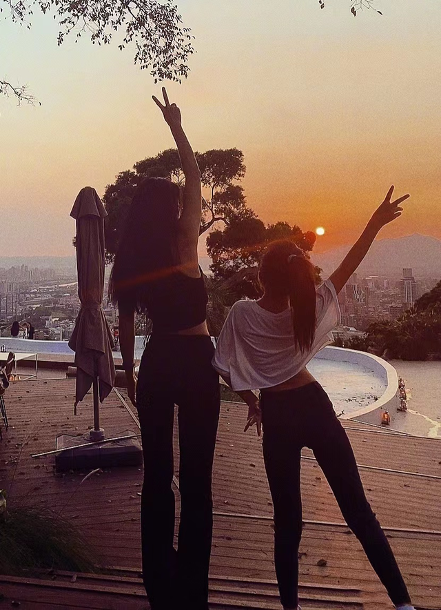 明明已为人母，却个个身材火辣、性感美艳，有人一口气连生四胎