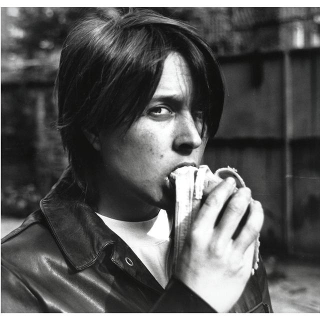 砸蛋、砸车、吃香蕉，她在北京再现YBA精神