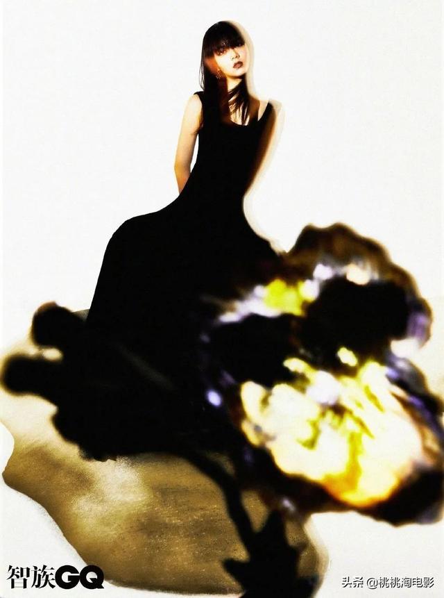 00后小花赵今麦《GQ》黑白风格写真大片，变身摇滚酷女孩