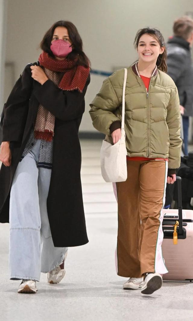 阿汤哥16岁的女儿出街很豪放！穿低胸抹胸还露肩，比小时候更漂亮